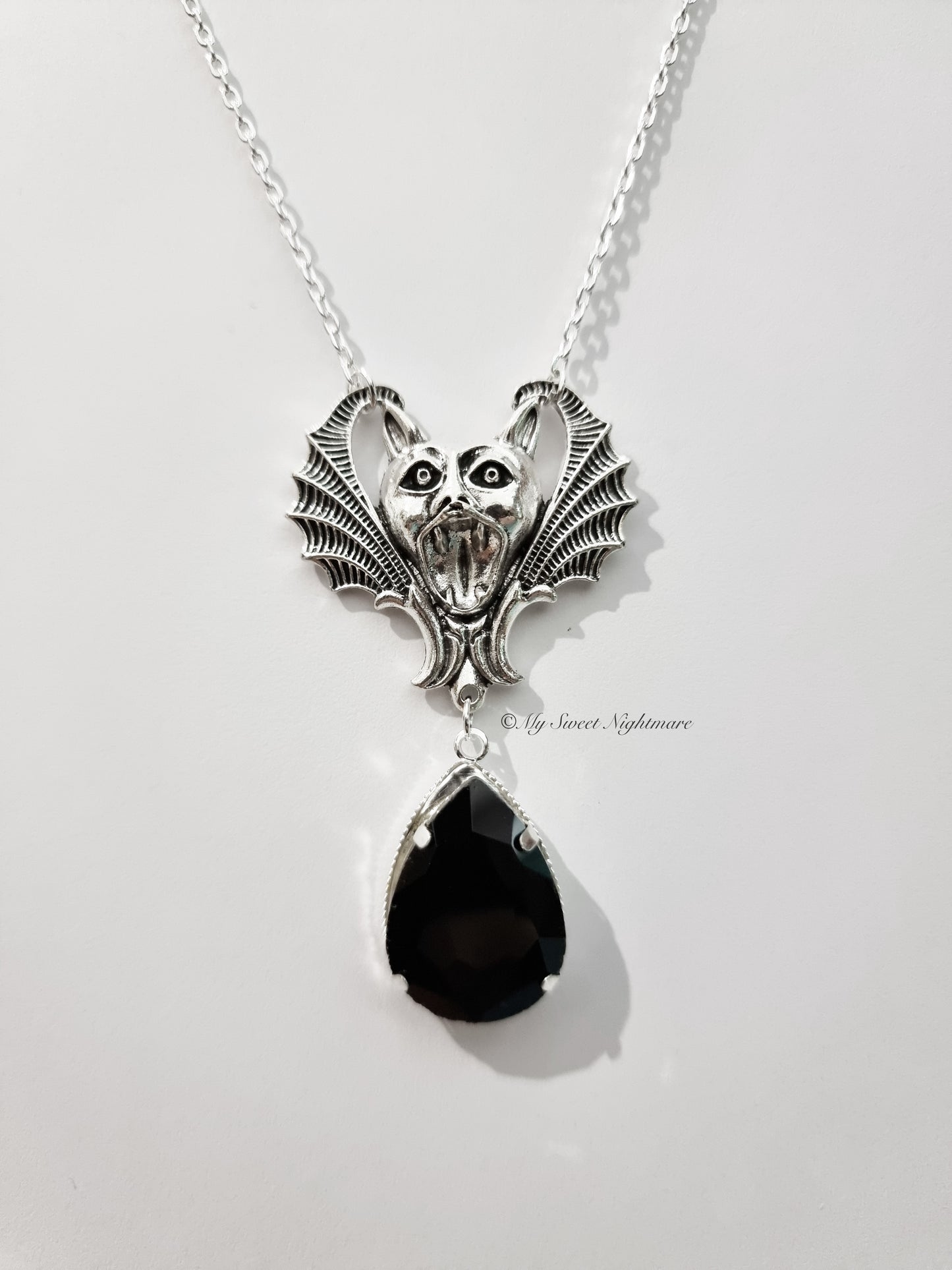 Collana gotica con pipistrello e cristallo nero a goccia