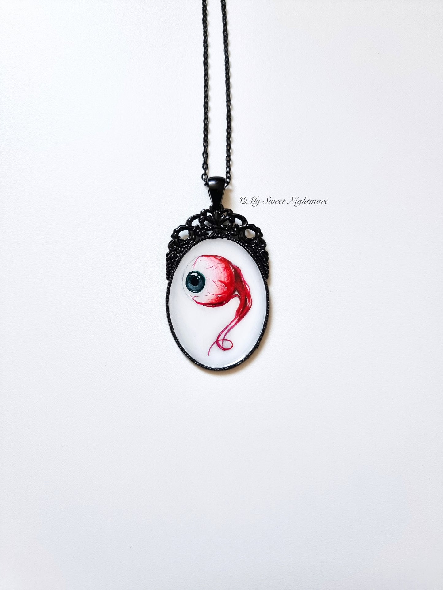 Cammeo con bulbo oculare dipinto a mano