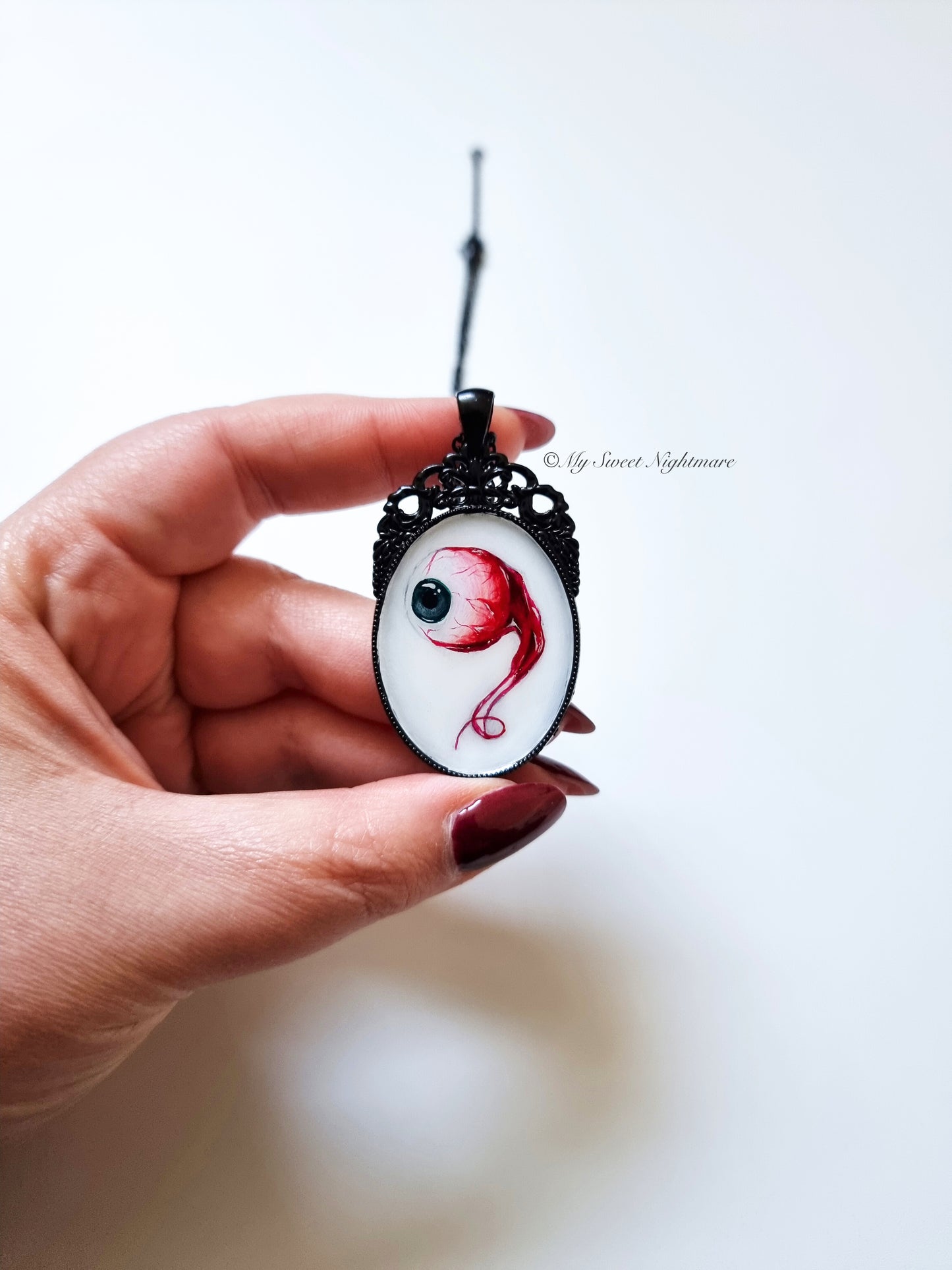 Cammeo con bulbo oculare dipinto a mano