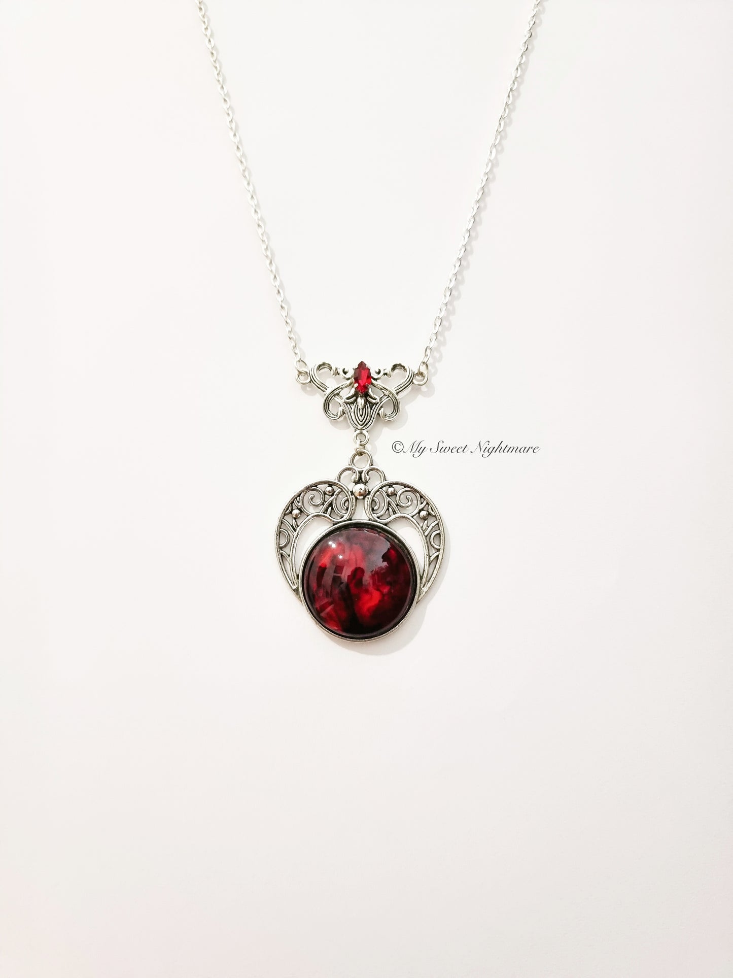 "Morrigan"  Collana Gotico Vittoriana con Cabochon effetto Sangue