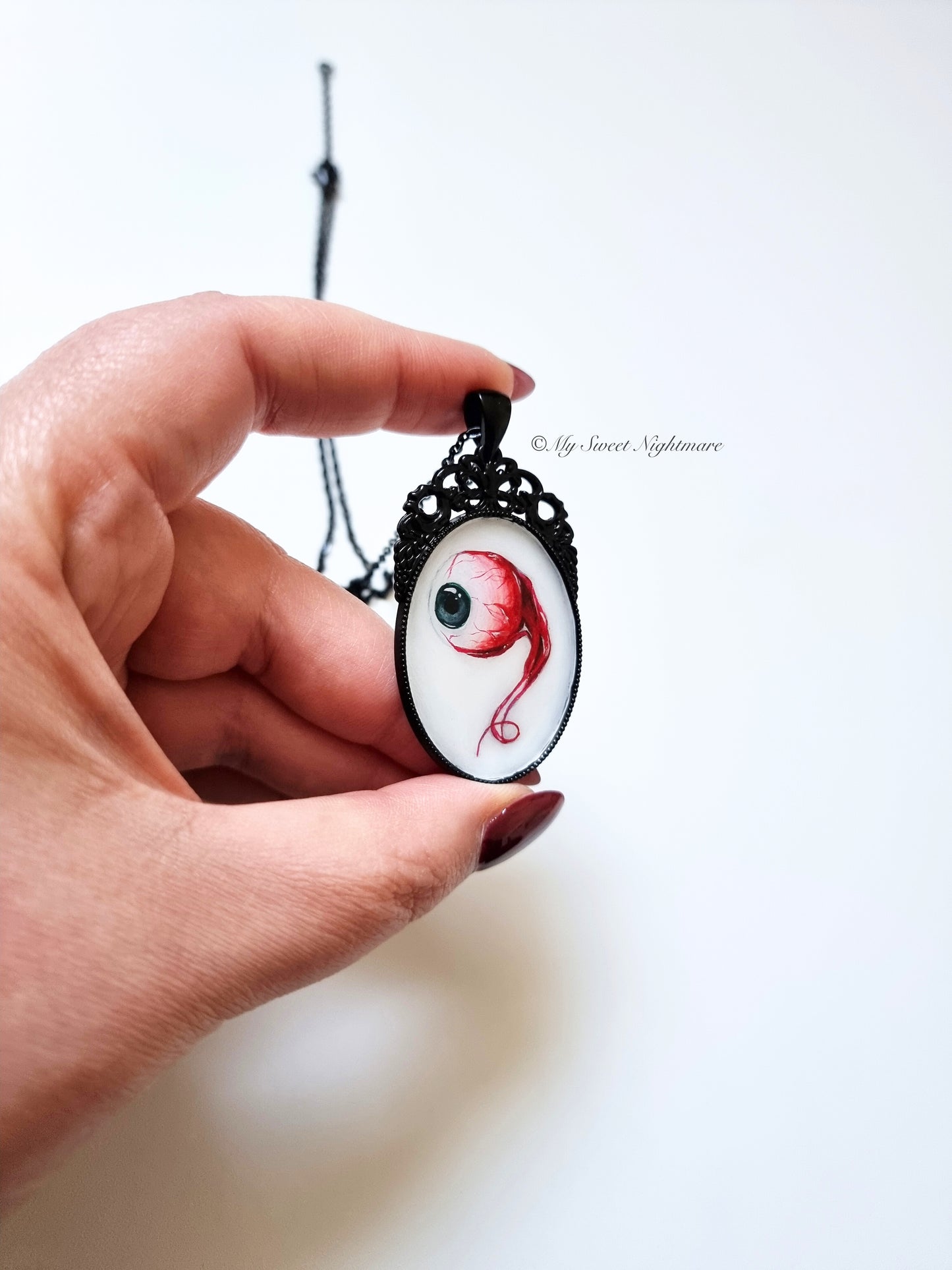 Cammeo con bulbo oculare dipinto a mano