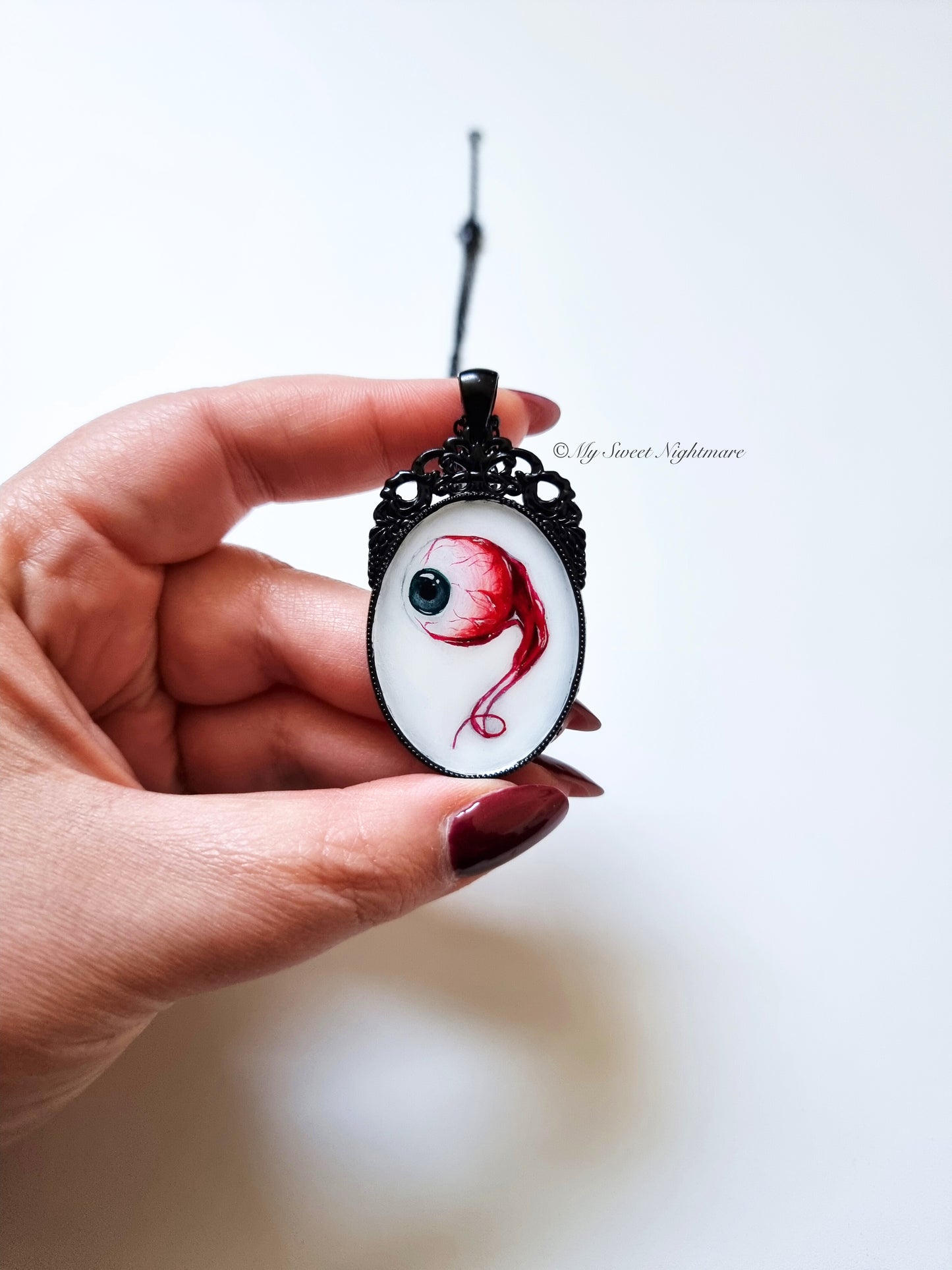 Cammeo con bulbo oculare dipinto a mano