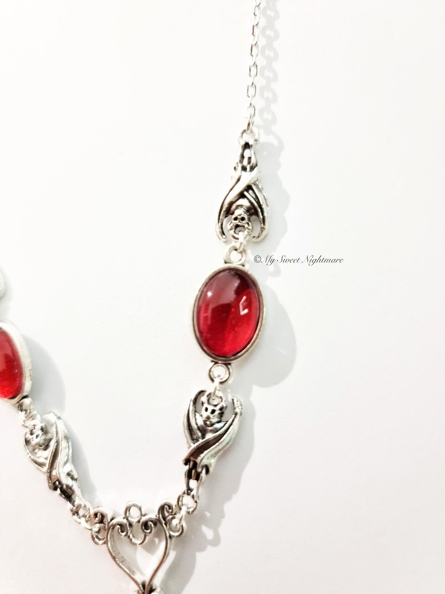 Collana gotica con pipistrelli e pietre in vetro rosse