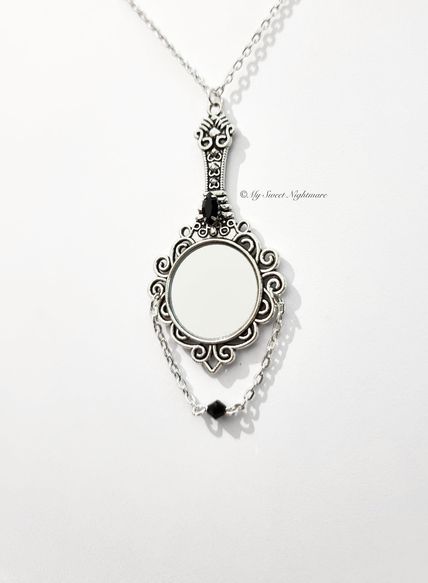 Collana con specchio e cristalli neri