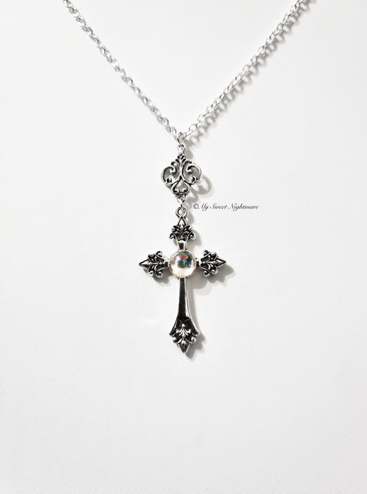Collana con croce gotica e pietra arcobaleno