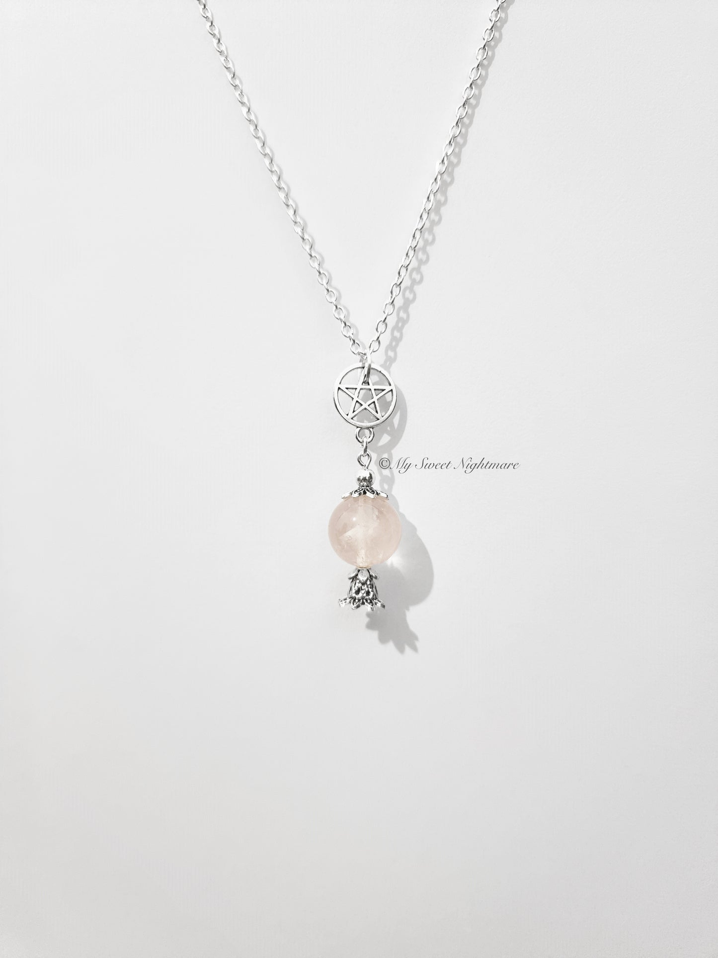 Collana con sfera di cristallo in quarzo rosa e pentacolo