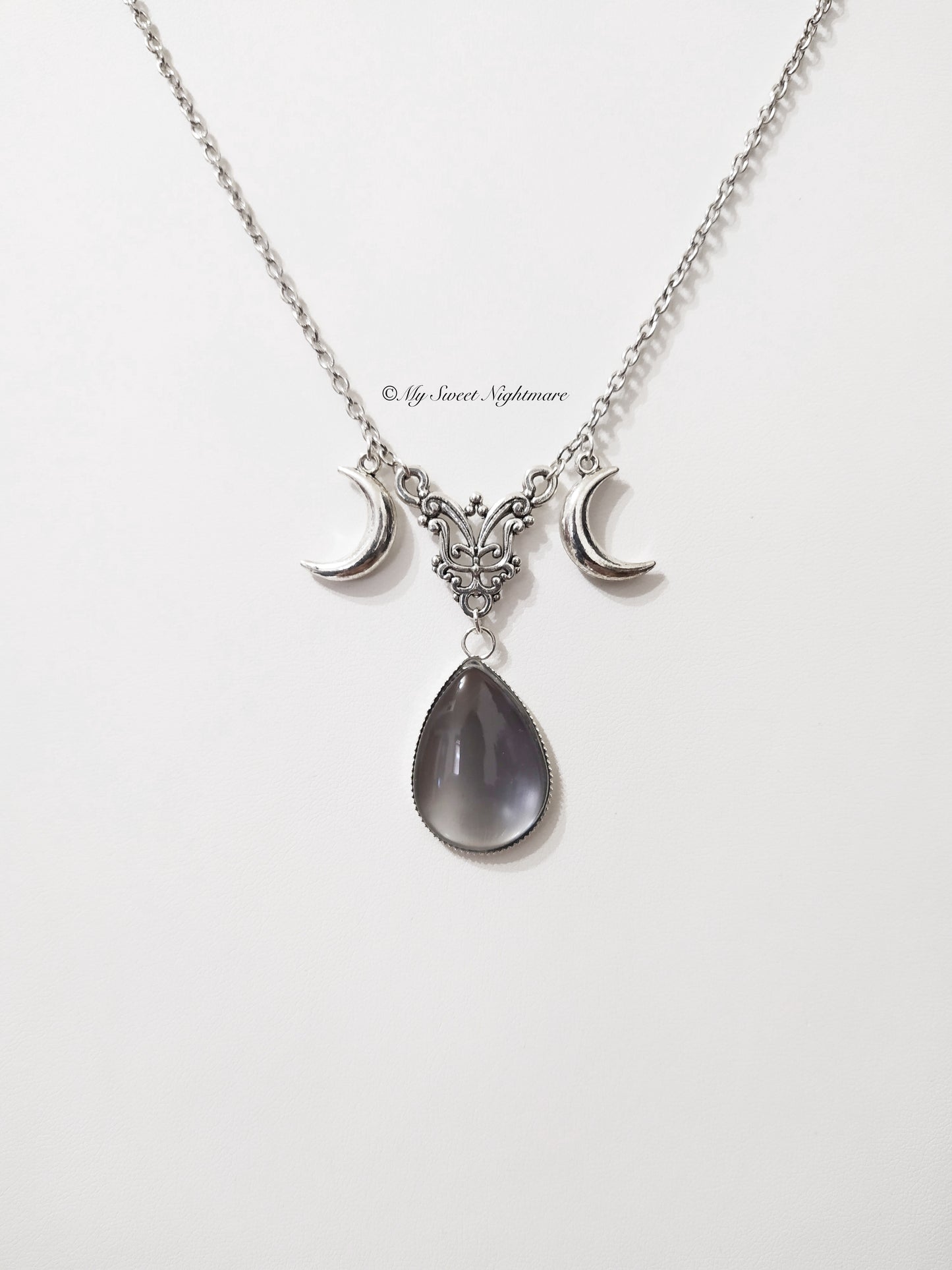Collana con triplice luna e pietra argento a goccia