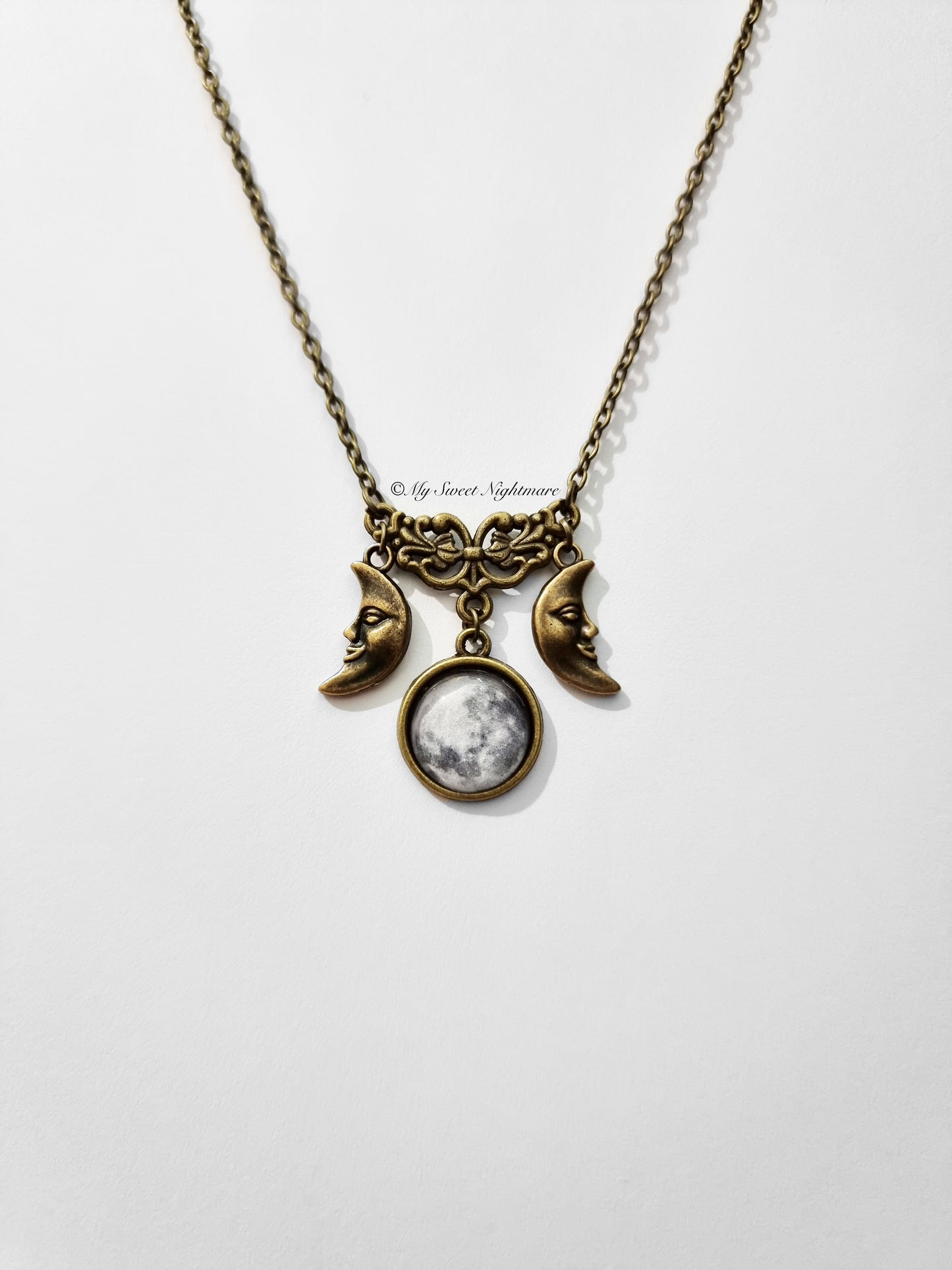 Collana con triplice luna in bronzo