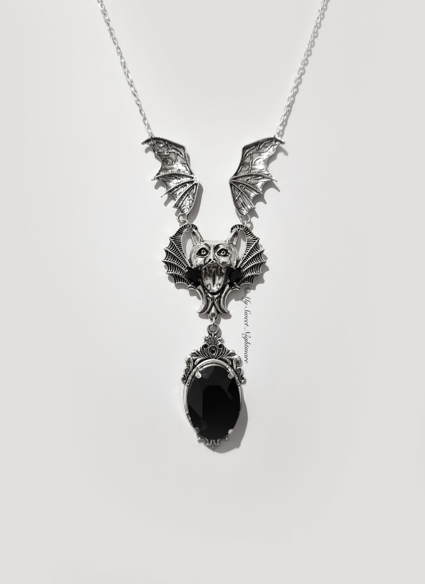 Collana gotica con gemme nere e pipistrello