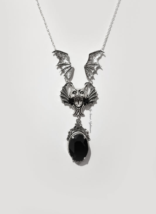 Collana gotica con gemme nere e pipistrello