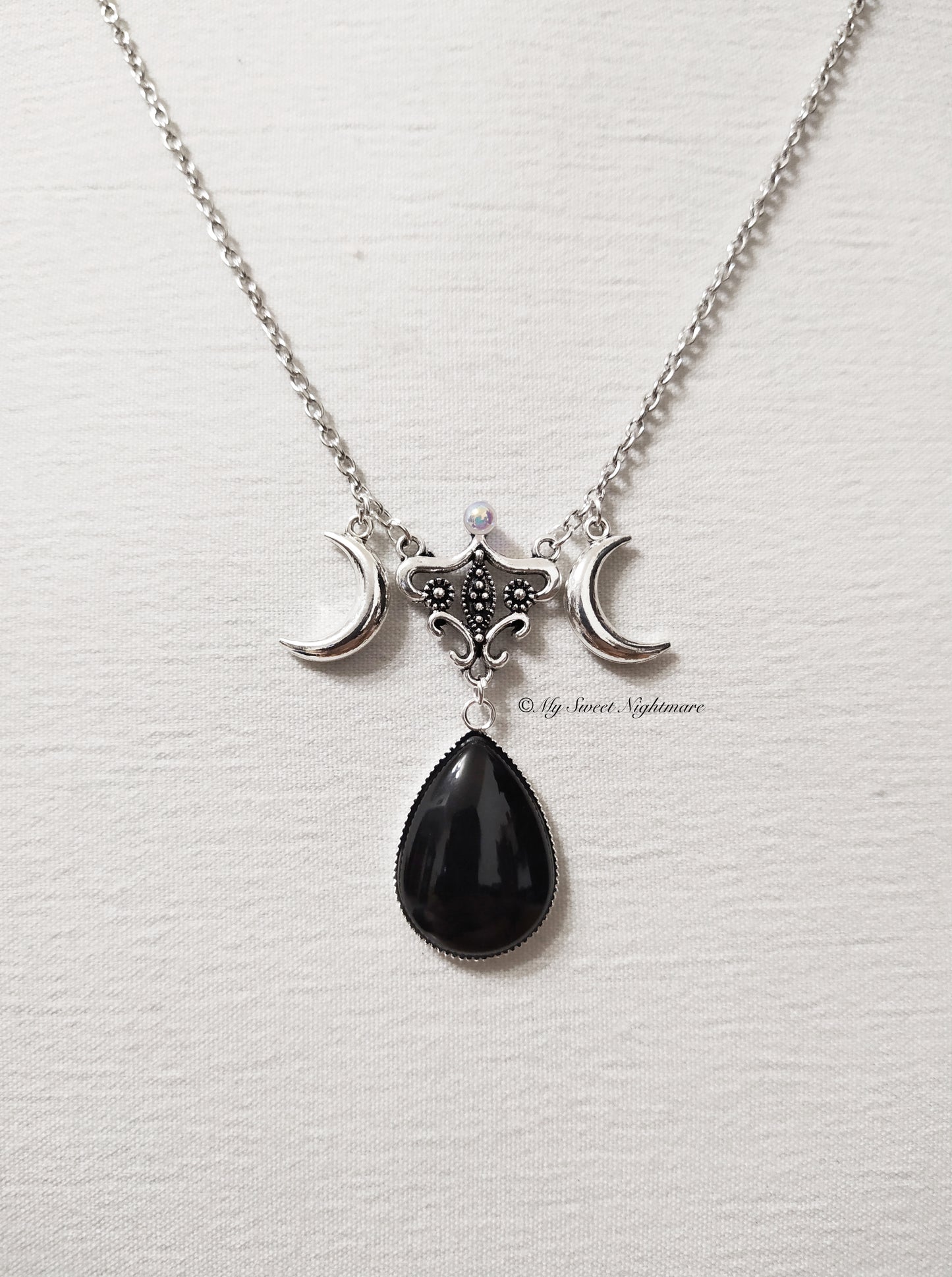 Collana gotica con triplice luna e pietra nera a goccia