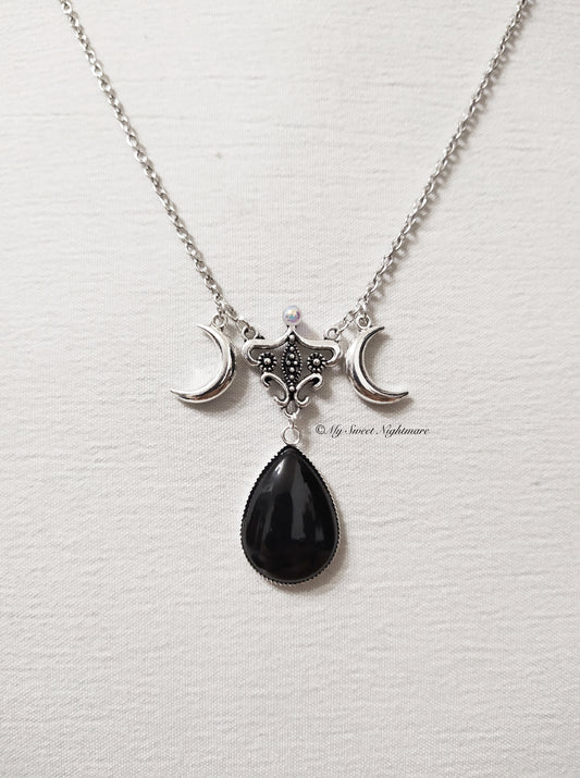 Collana gotica con triplice luna e pietra nera a goccia