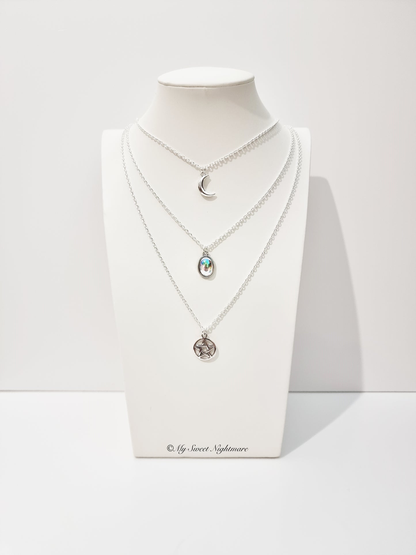 Collana multifilo con pentacolo, luna e pietra arcobaleno