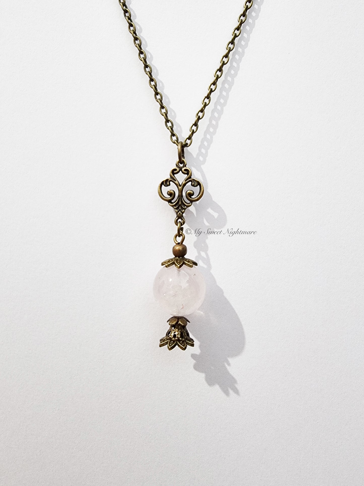 Collana vittoriana in bronzo con sfera di cristallo in quarzo rosa
