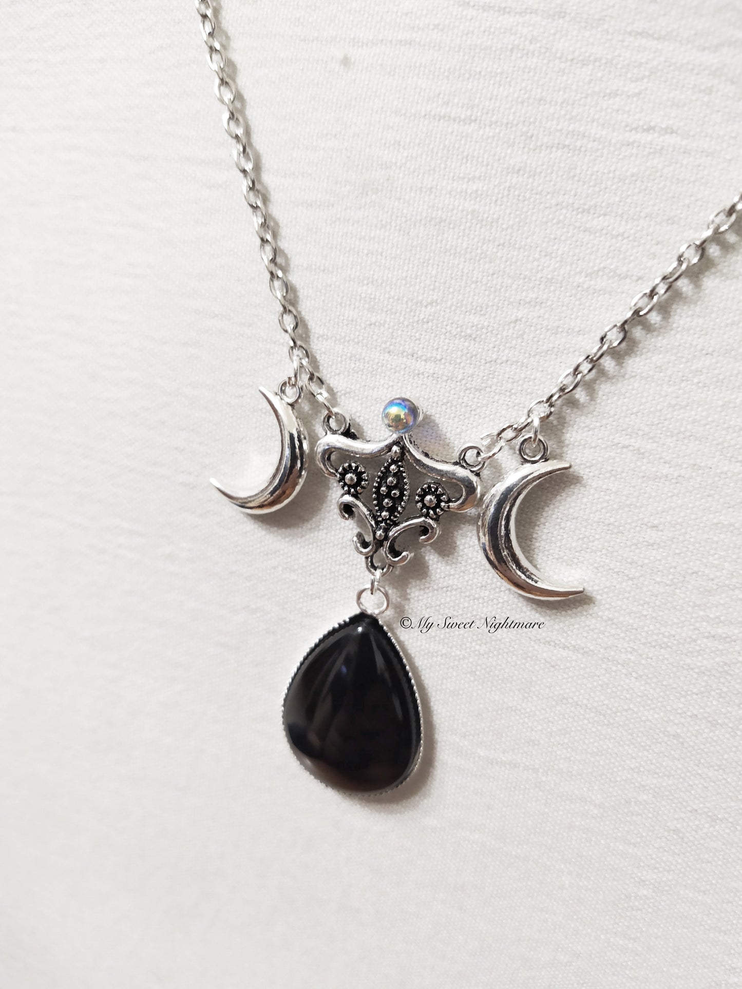 Collana gotica con triplice luna e pietra nera a goccia