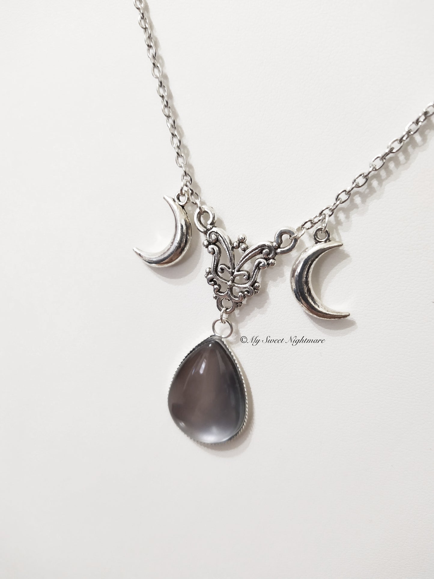 Collana con triplice luna e pietra argento a goccia