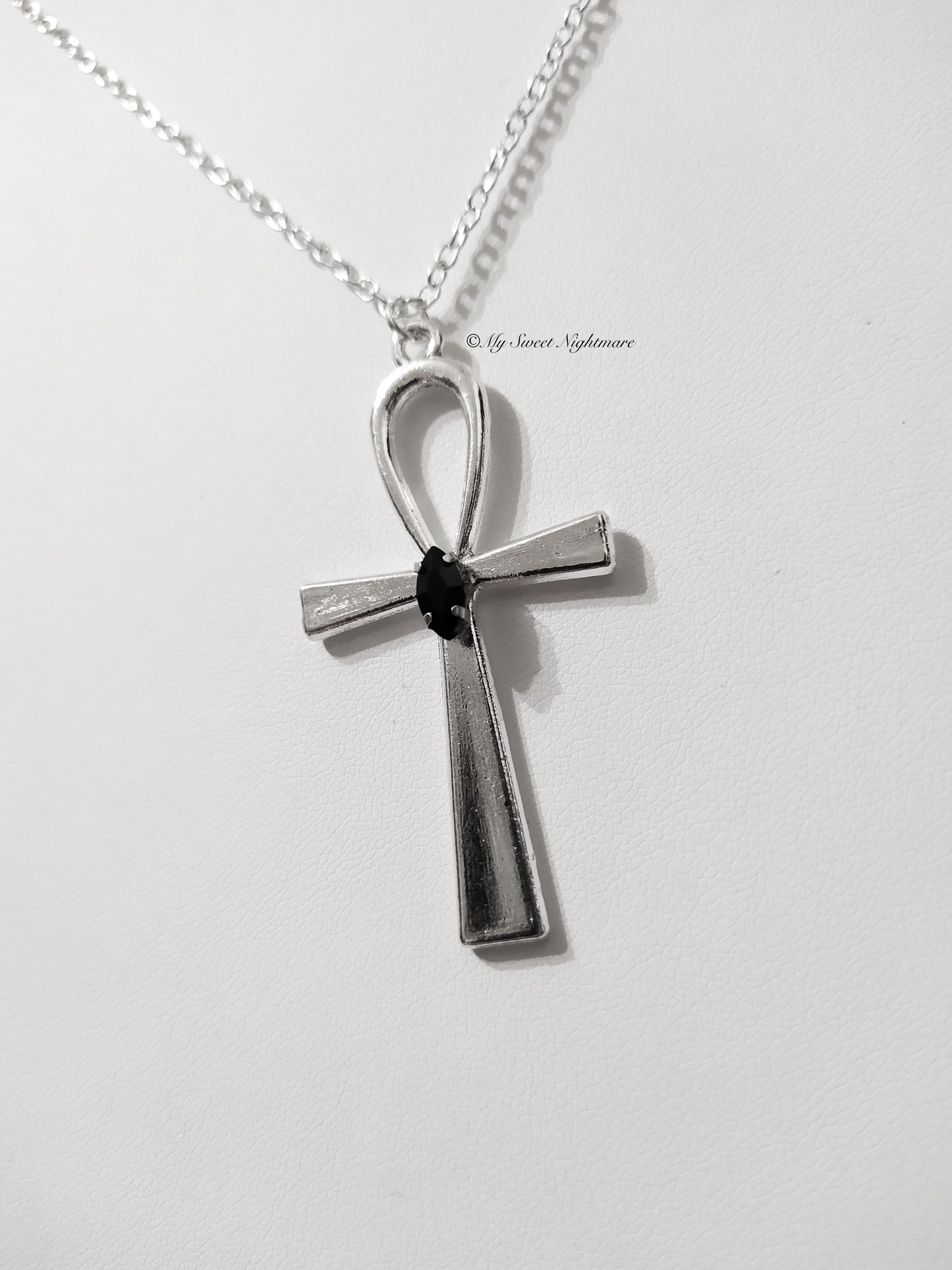 Collana con croce di Ankh e cristallo nero