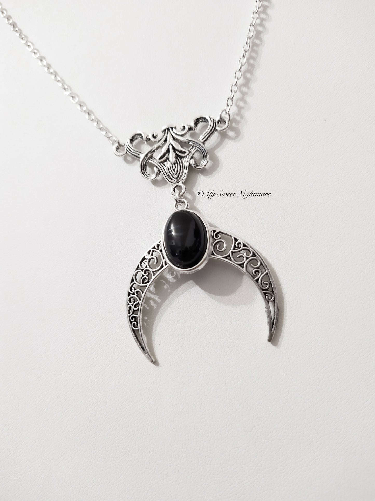 Collana con mezza luna e onice nera