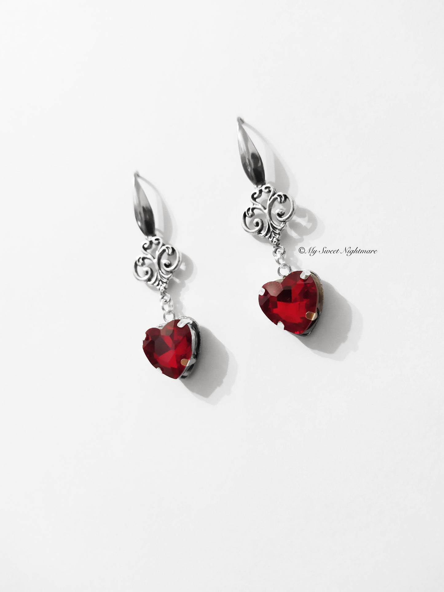 Orecchini vittoriani con Cuori in cristallo Rosso