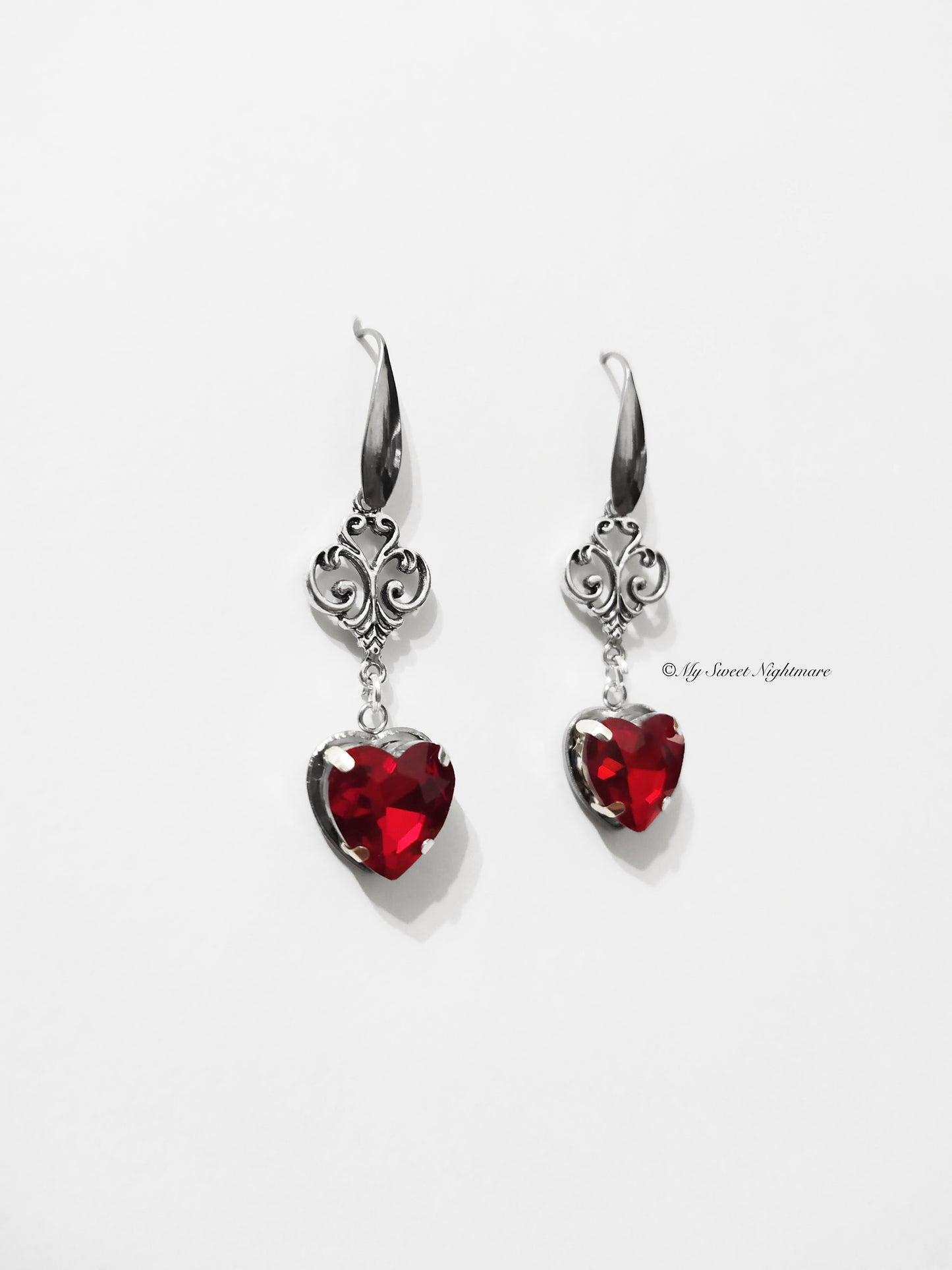 Orecchini vittoriani con Cuori in cristallo Rosso