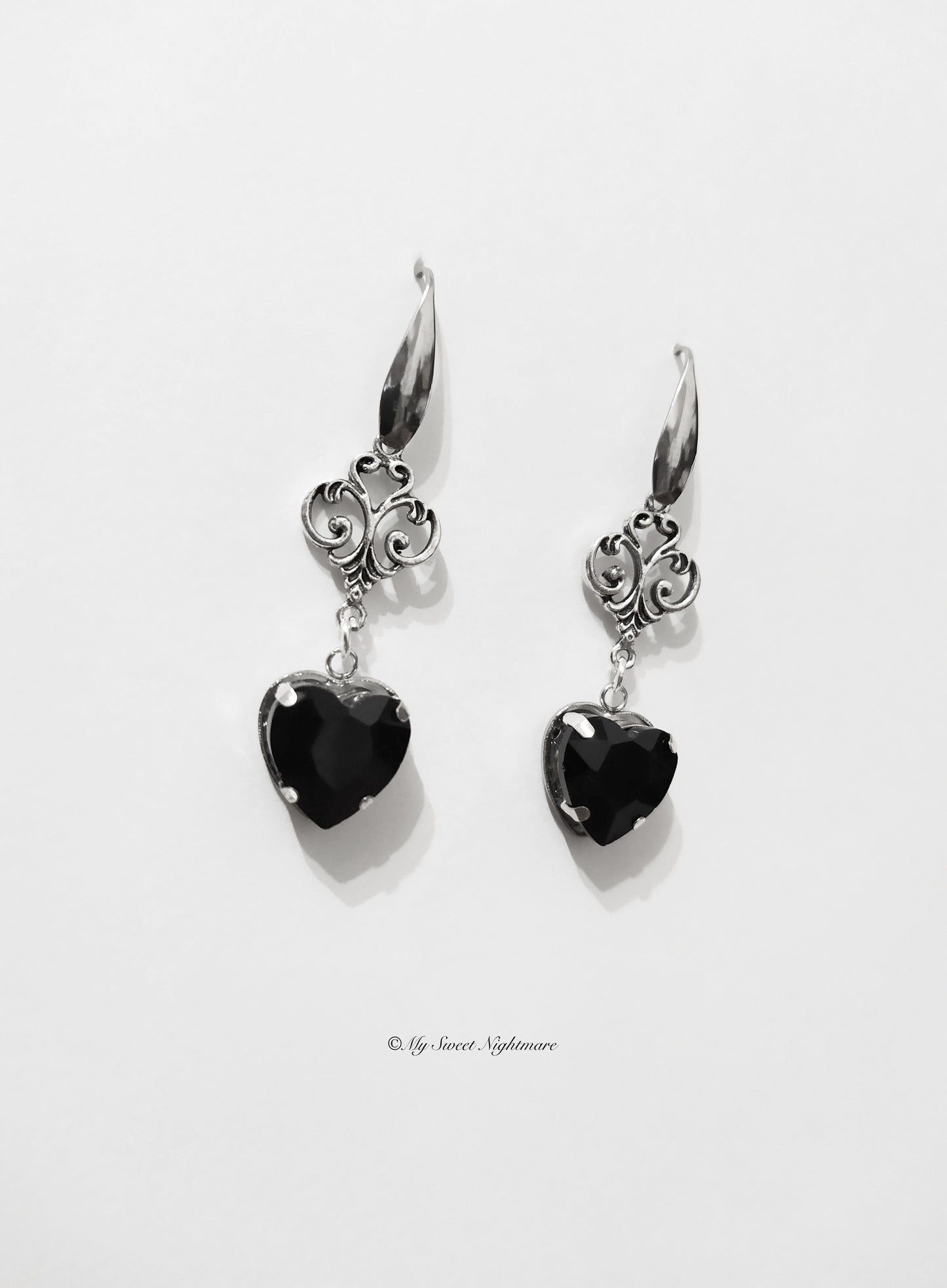 Orecchini vittoriani con Cuori in cristallo Nero