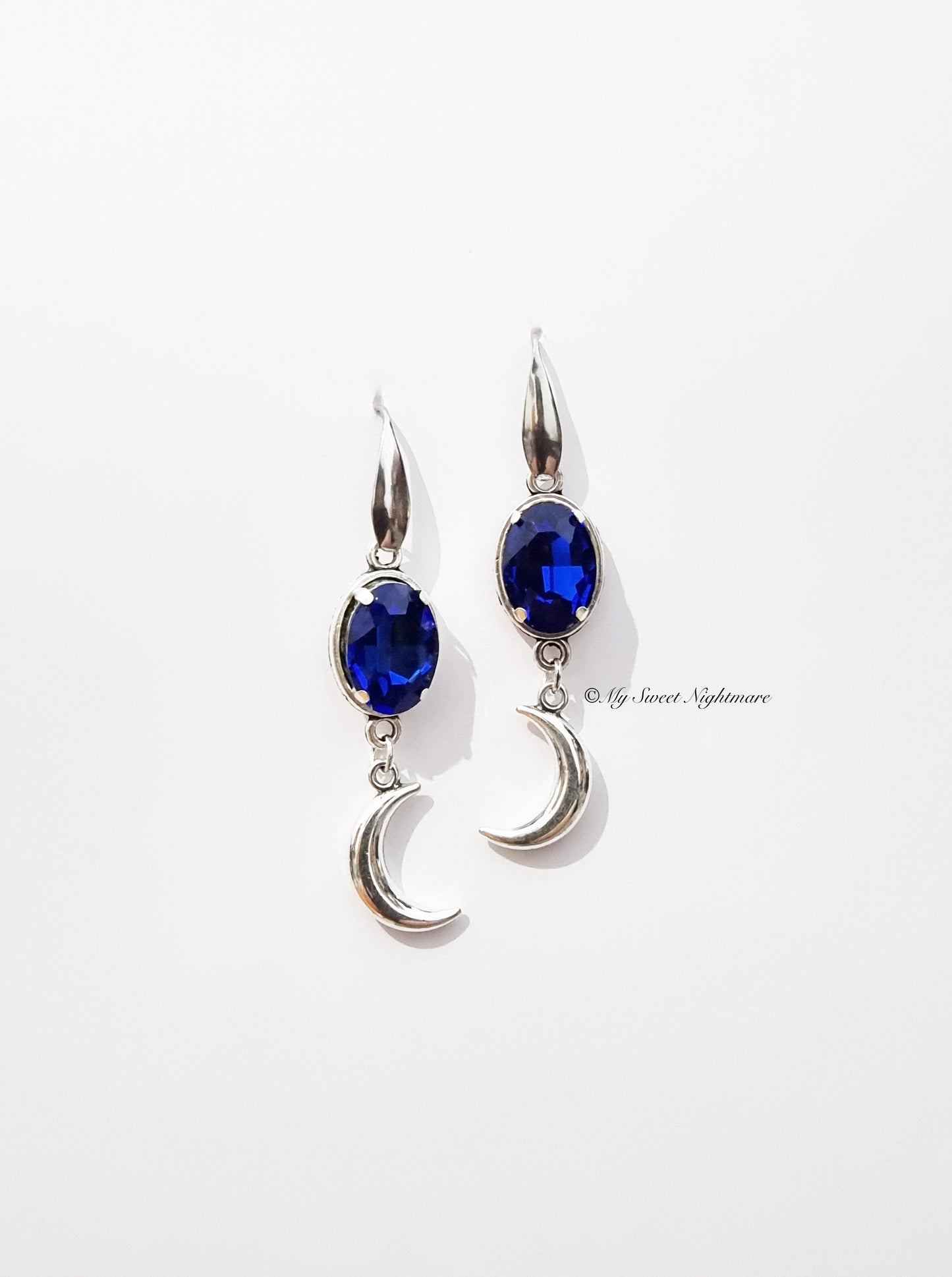 Orecchini con lune e cristalli blu
