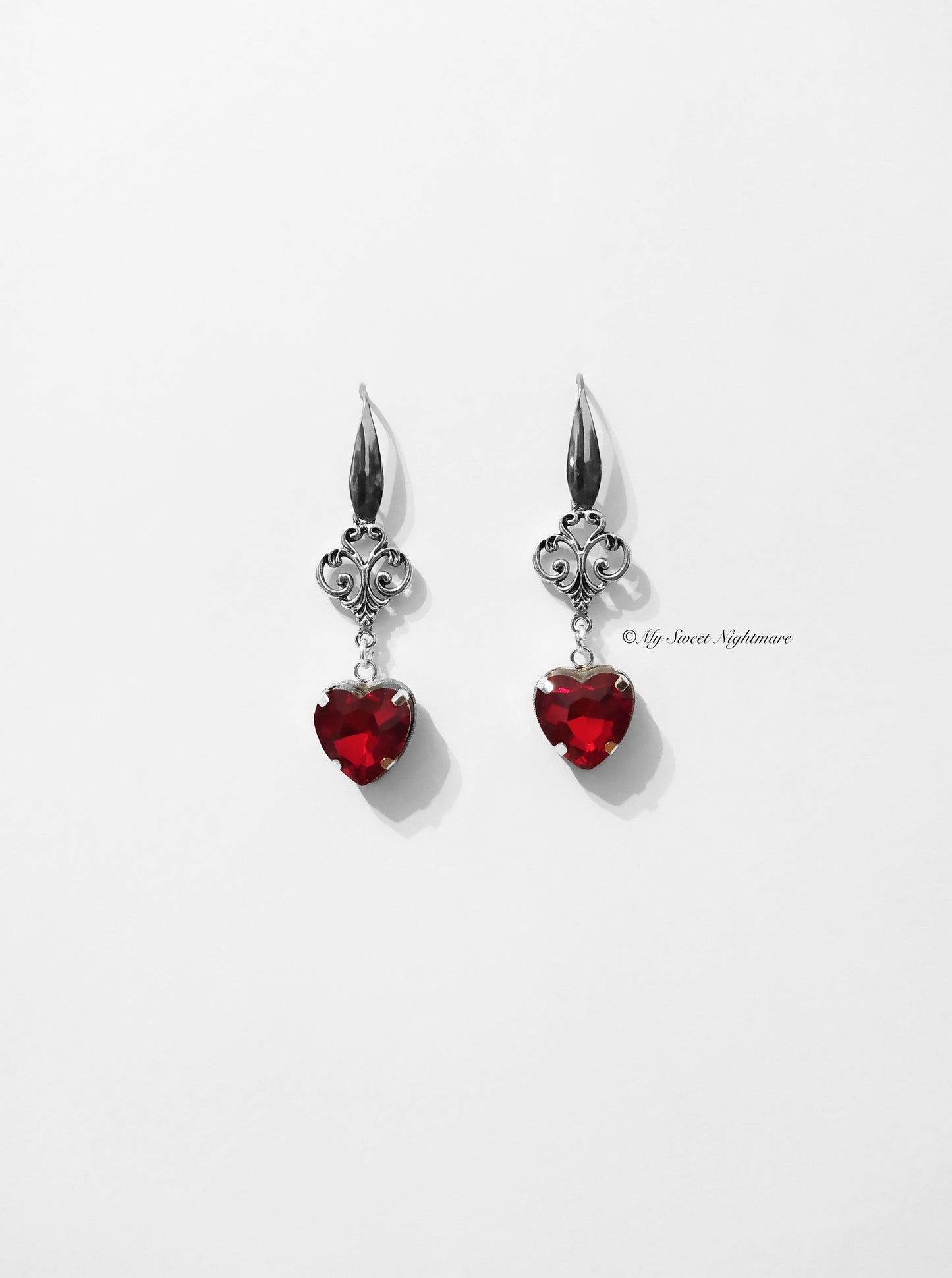 Orecchini vittoriani con Cuori in cristallo Rosso