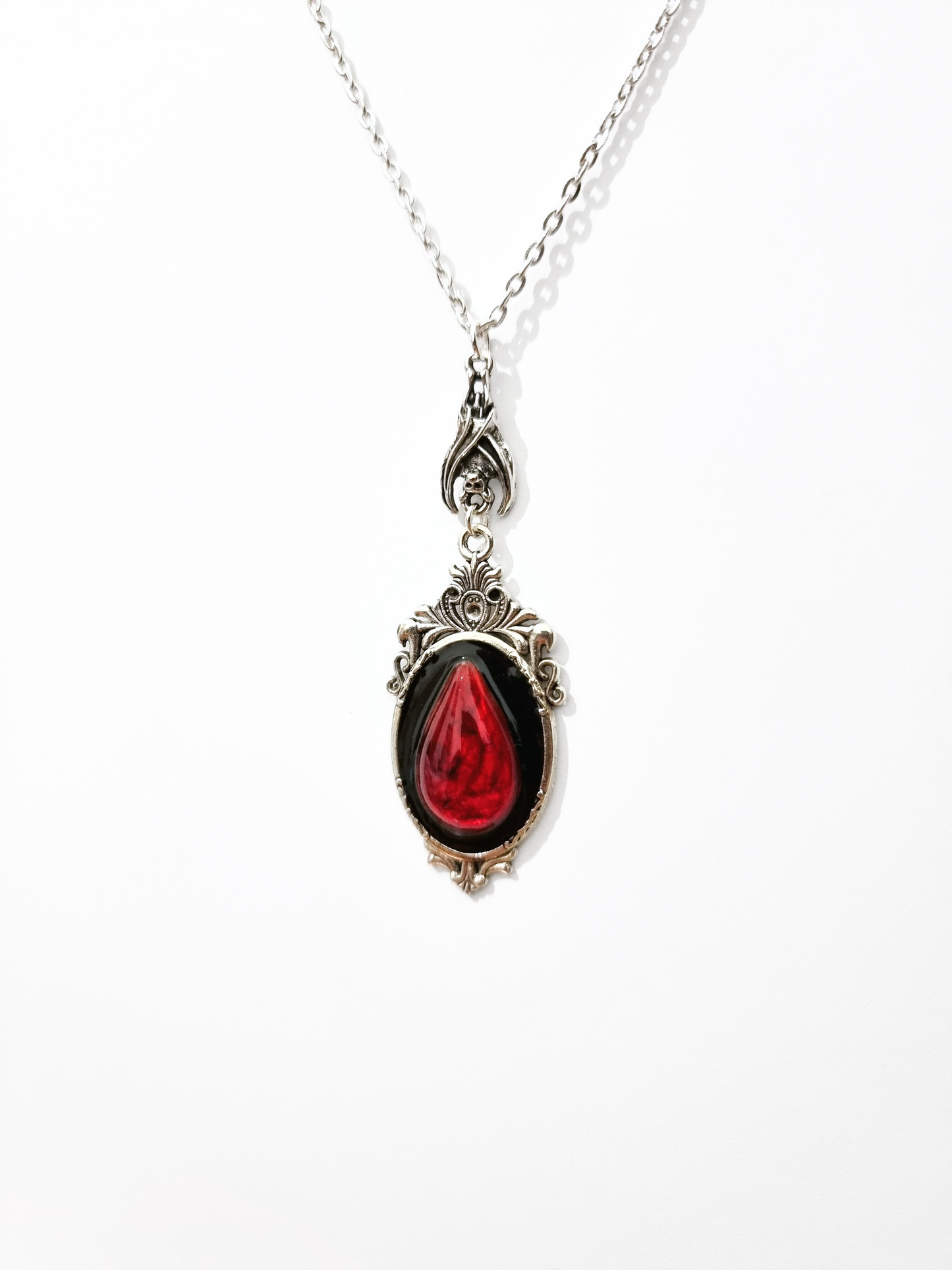 "DRAKA" Collana gotica con Cabochon effetto Sangue