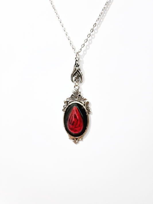 "DRAKA" Collana gotica con Cabochon effetto Sangue