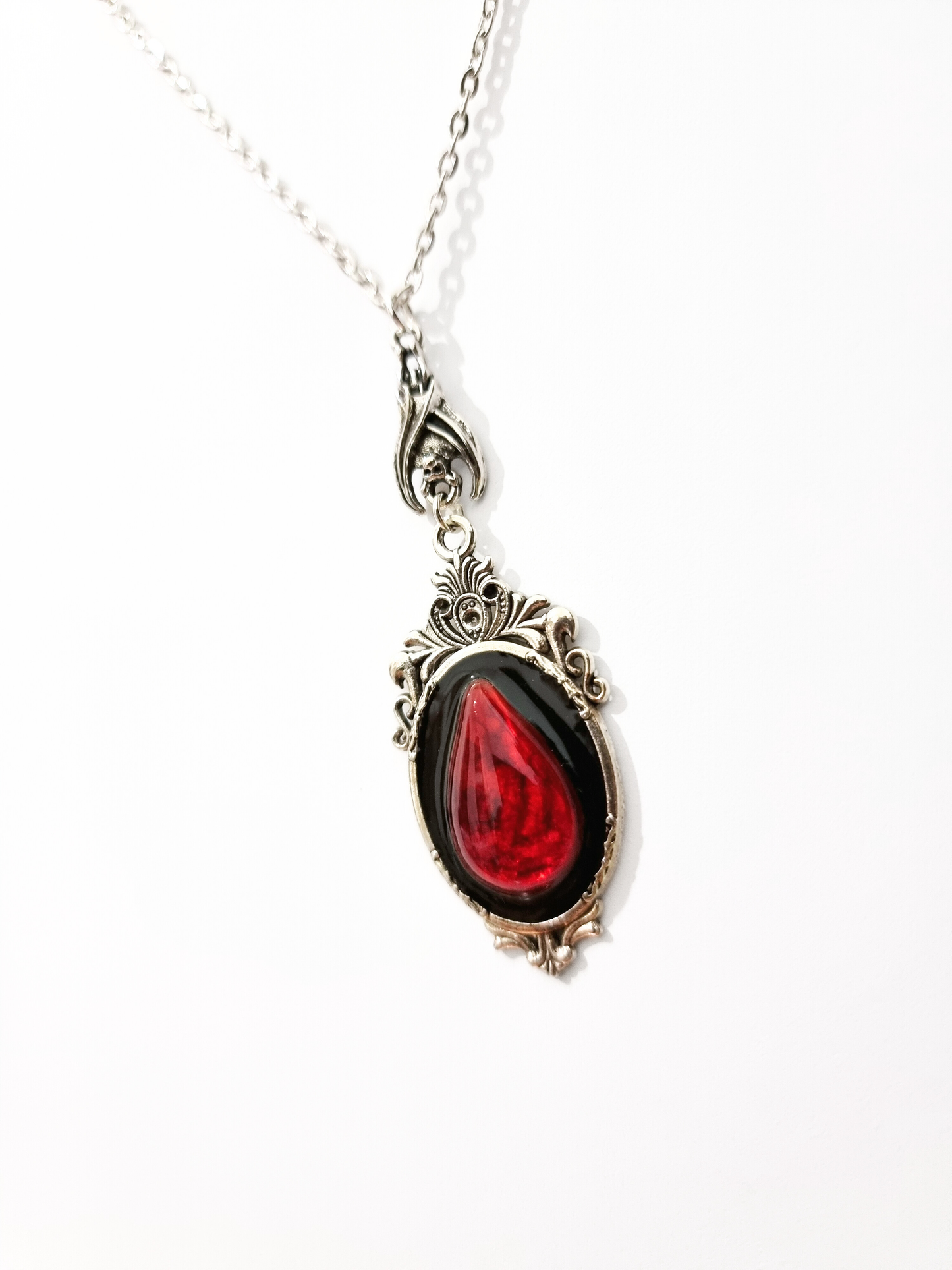 "DRAKA" Collana gotica con Cabochon effetto Sangue