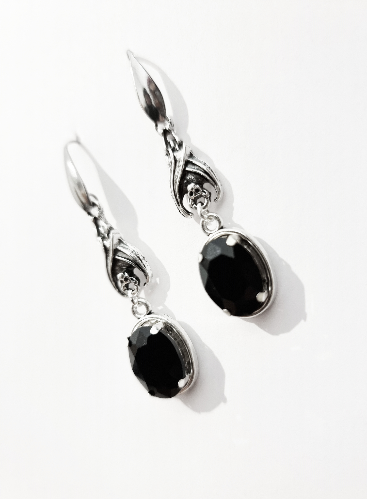 Orecchini con pipistrelli e gemme nere