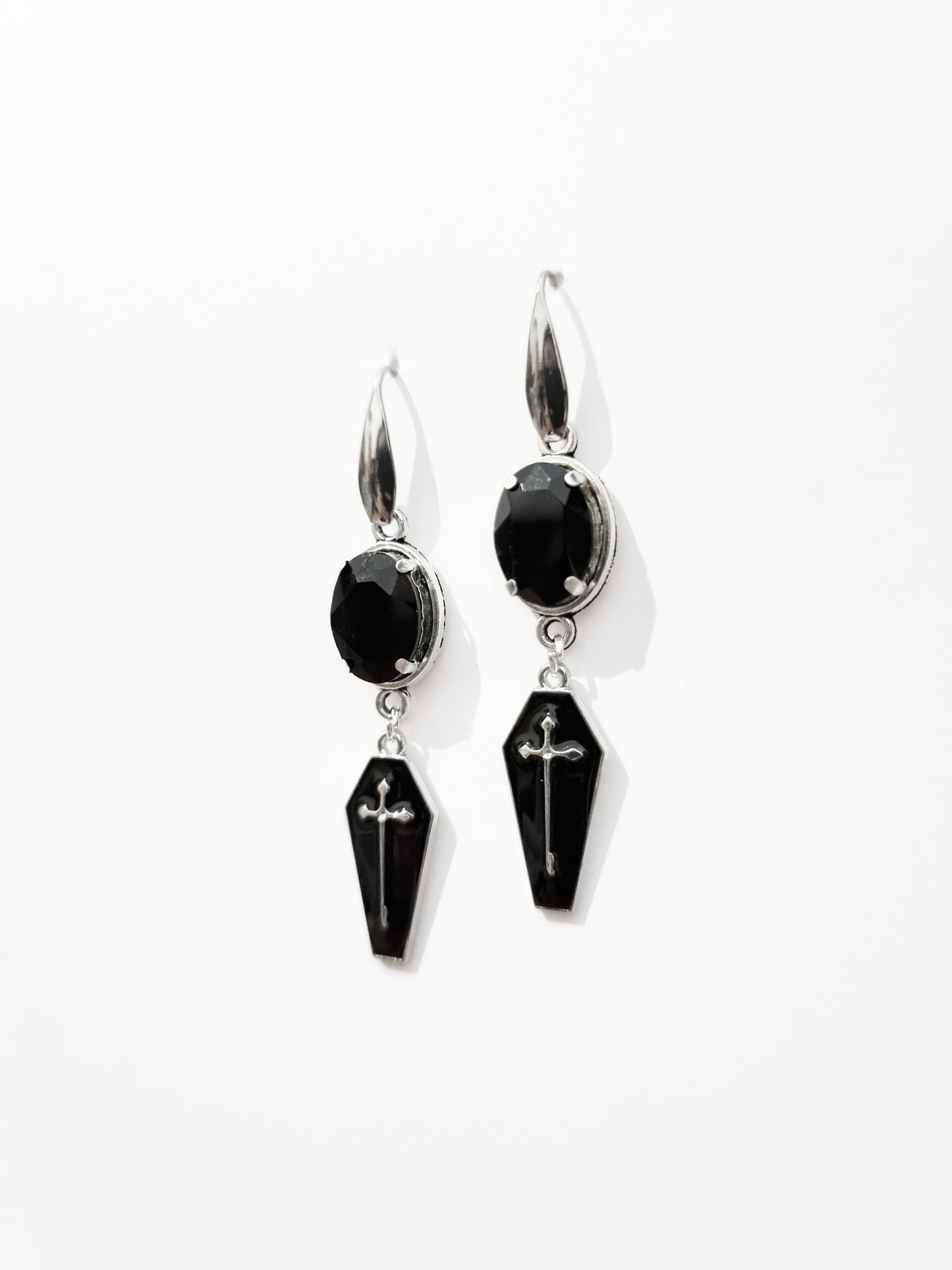 Orecchini con bare e gemme nere