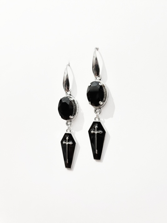 Orecchini con bare e gemme nere
