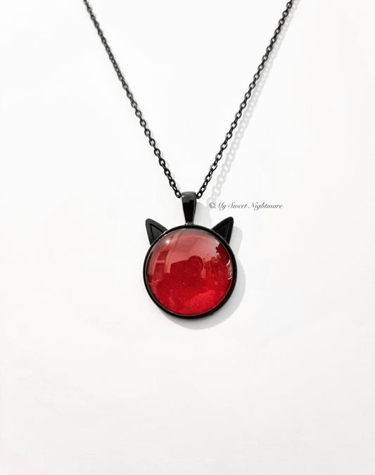 Collana con orecchie di gatto e cabochon rosso