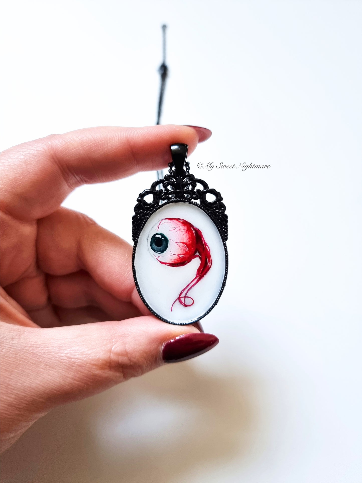 Cammeo con bulbo oculare dipinto a mano