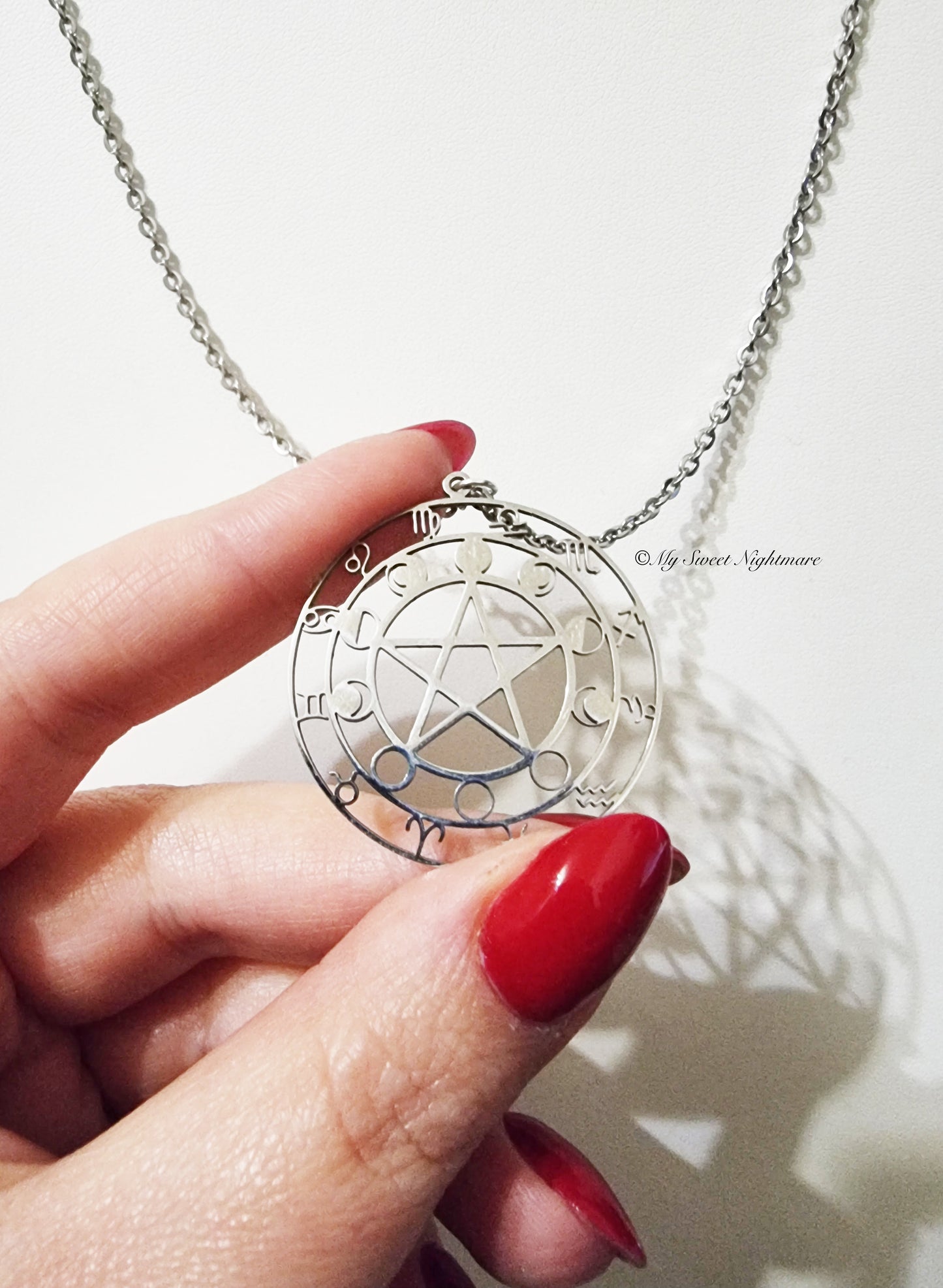 Collana con pentacolo e fasi lunari