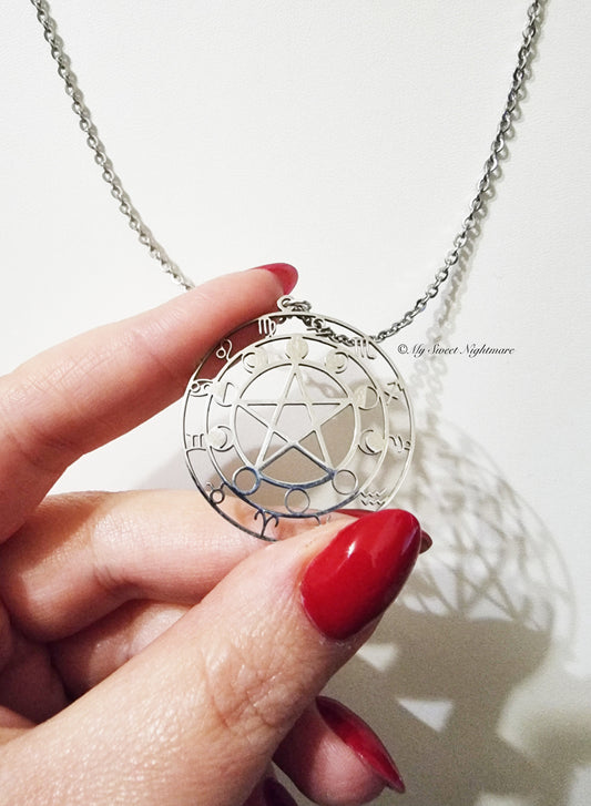 Collana con pentacolo e fasi lunari