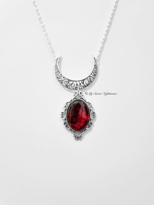 "BLOODMOON" Collana gotica con mezza Luna e Cammeo con Cabochon effetto Sangue