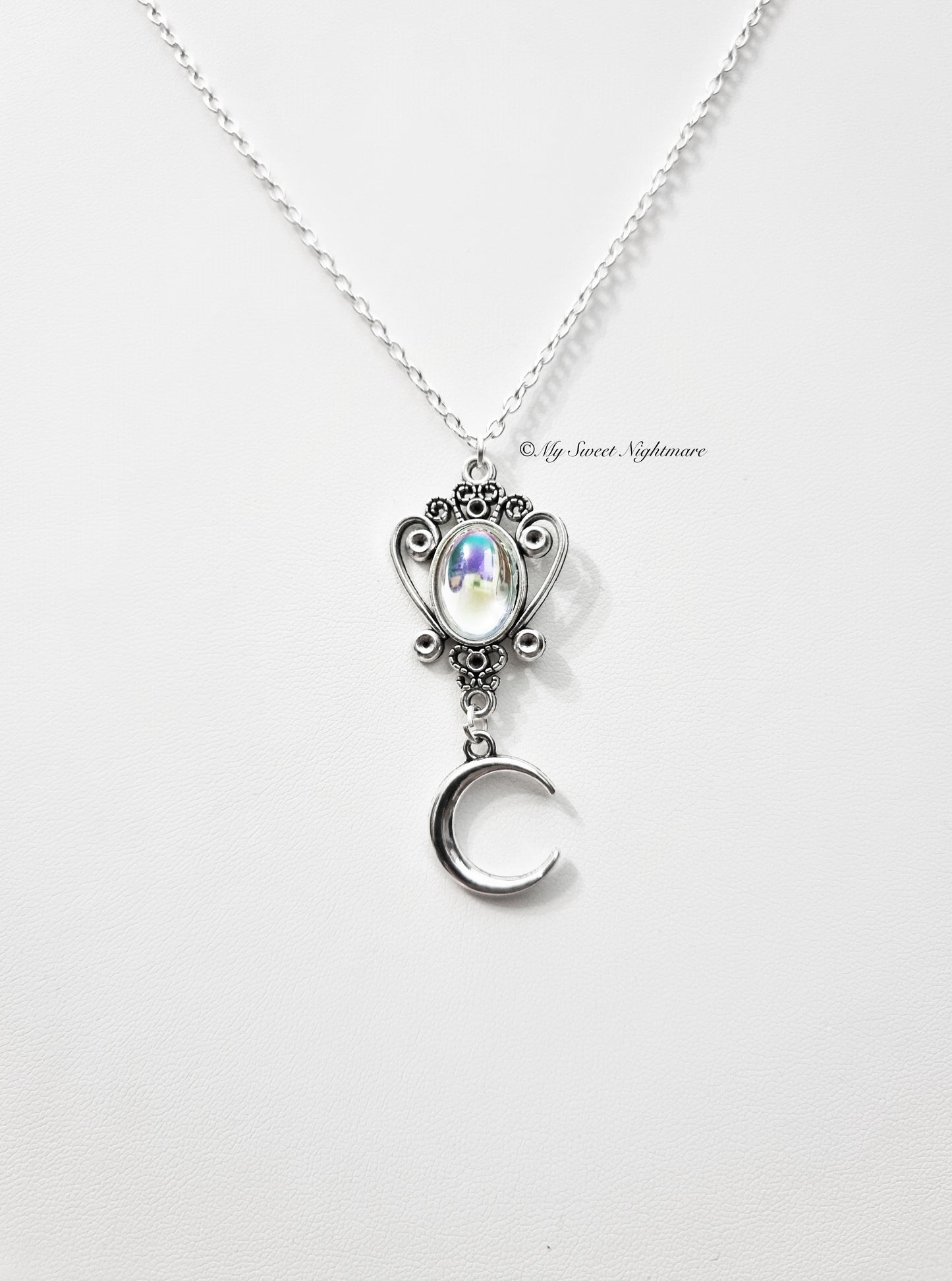 Collana con luna crescente e cabochon arcobaleno