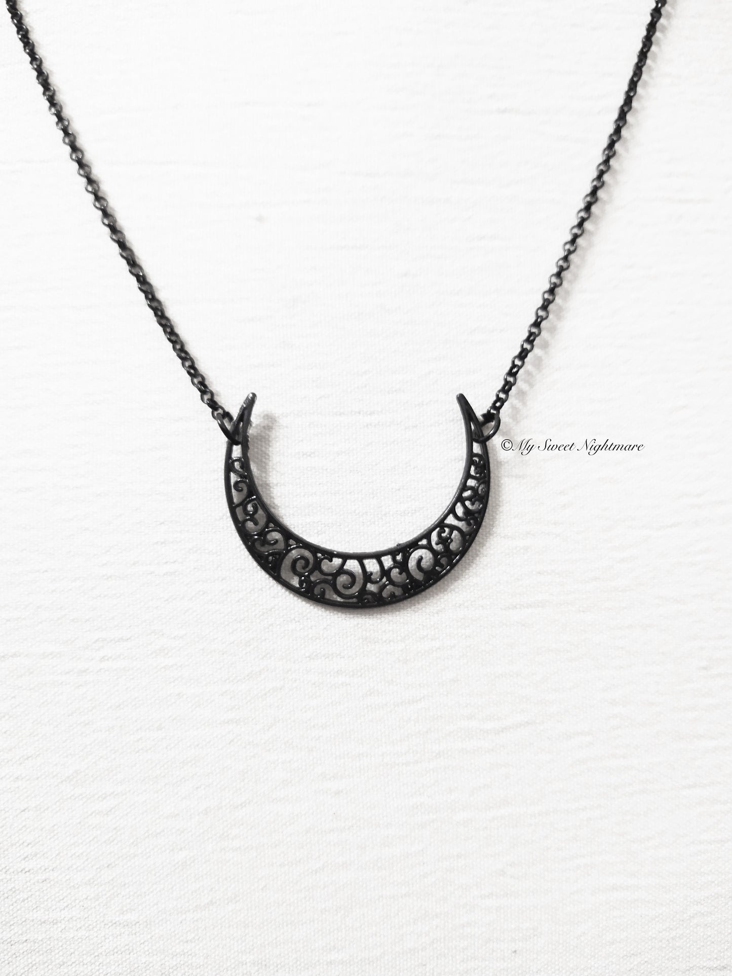 Collana con luna nera capovolta