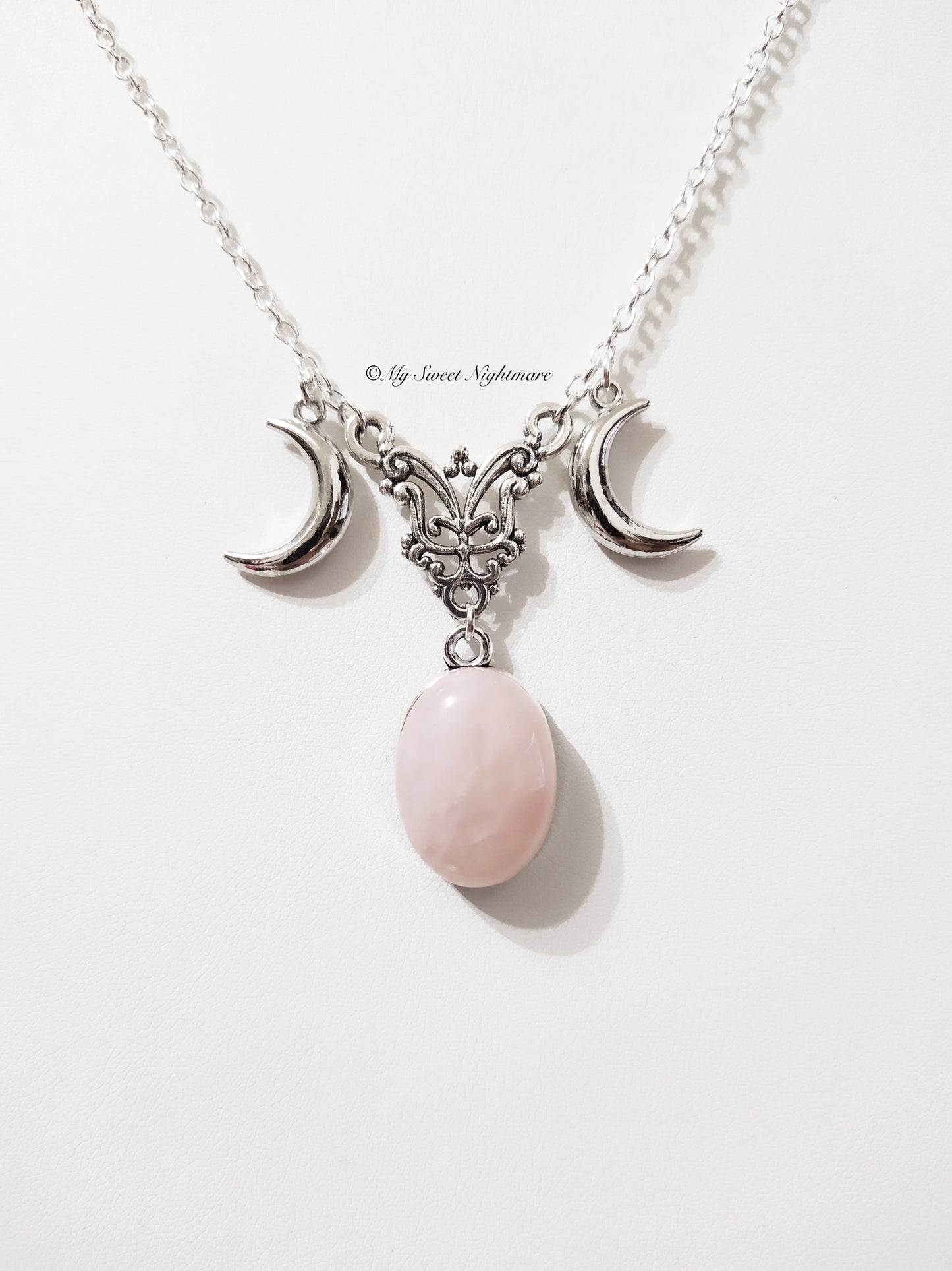 Collana con triplice luna e quarzo rosa