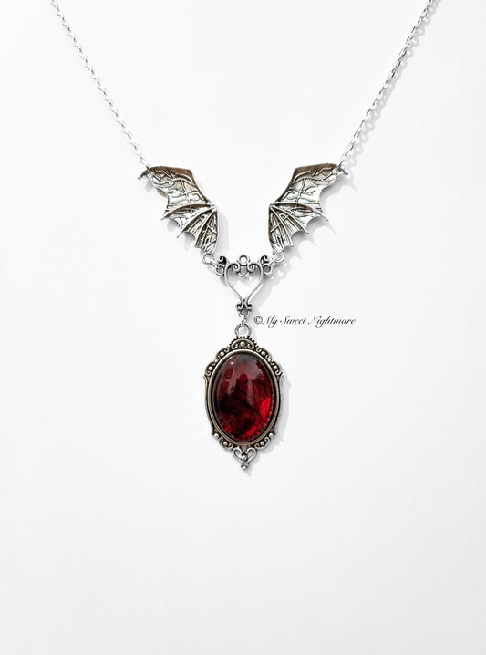 "VLAD" Collana Vampiro con Cabochon effetto Sangue e ali di Pipistrello