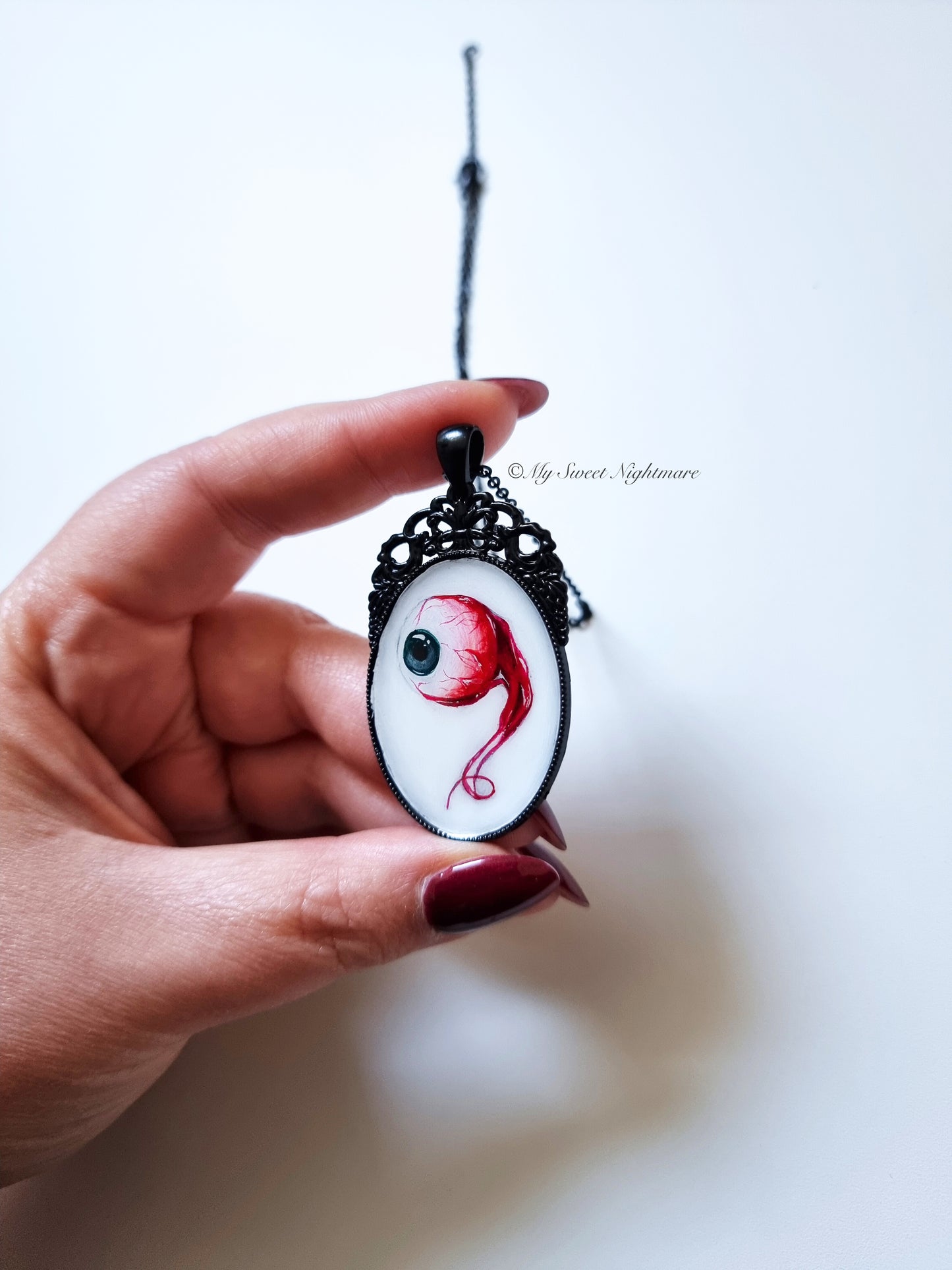 Cammeo con bulbo oculare dipinto a mano