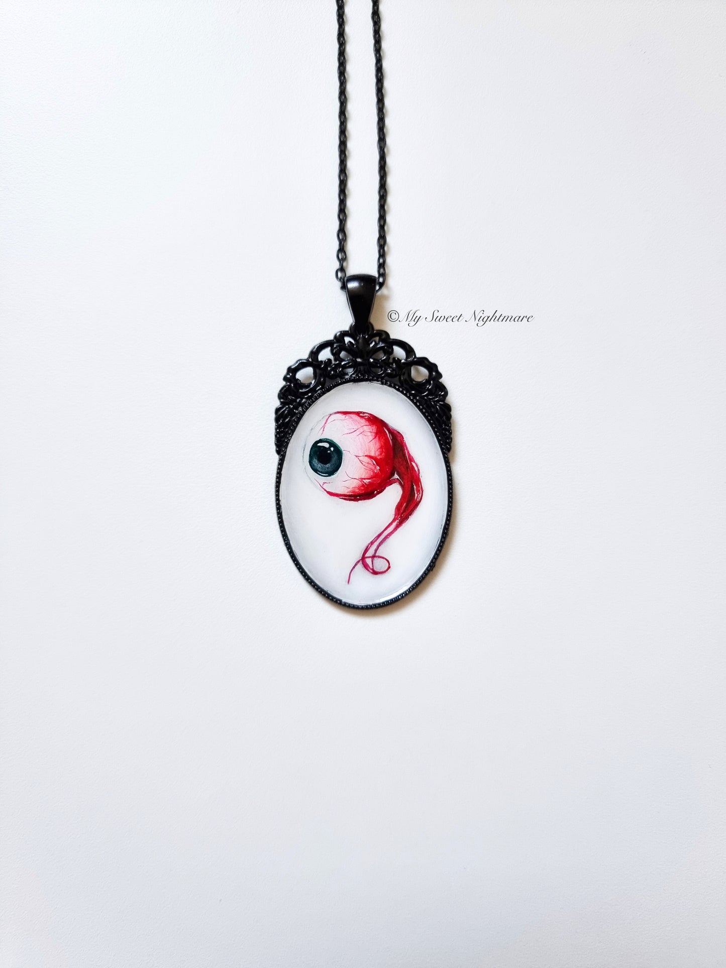 Cammeo con bulbo oculare dipinto a mano