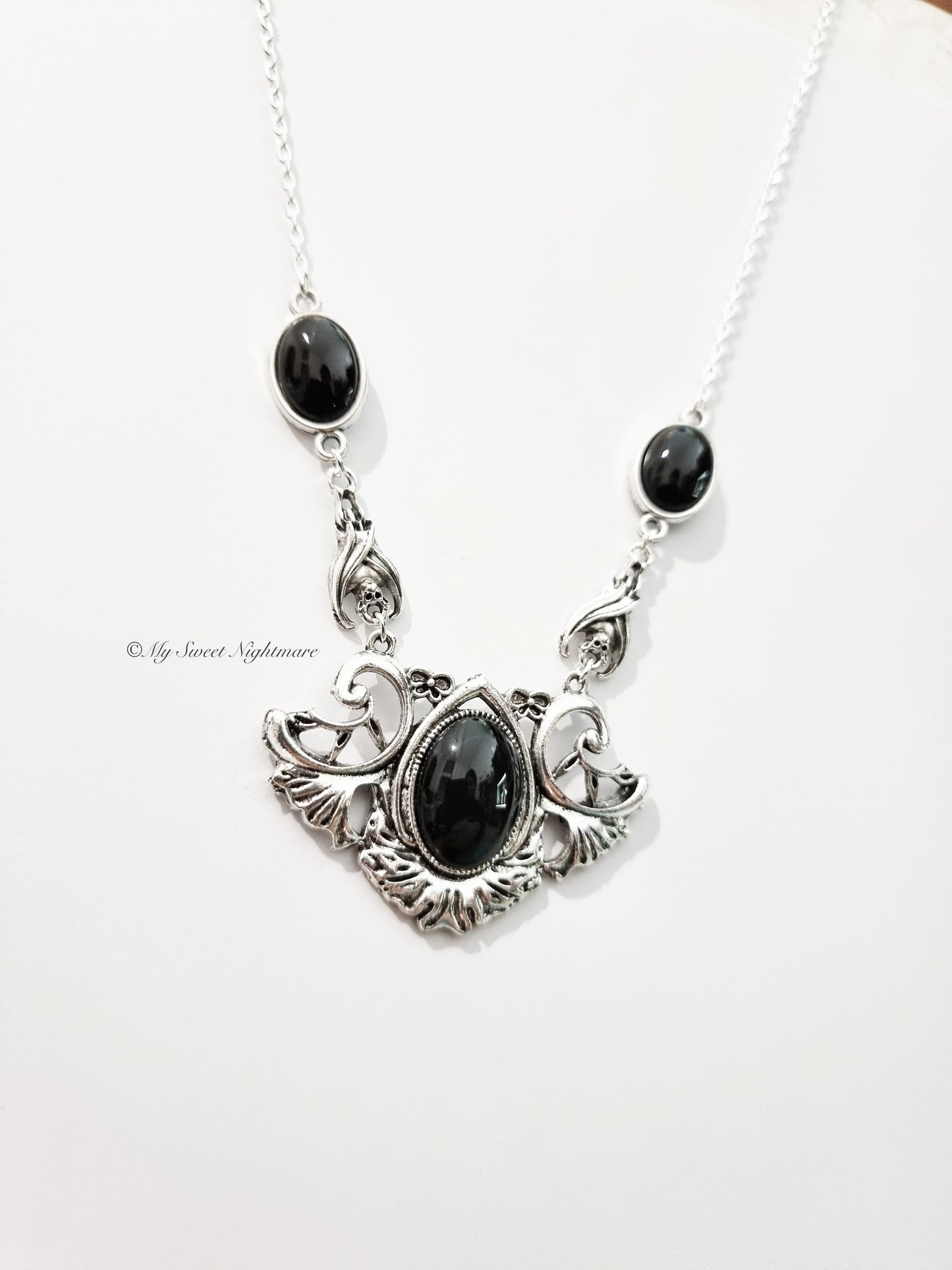 Collana gotica con pipistrelli e pietre in vetro nere