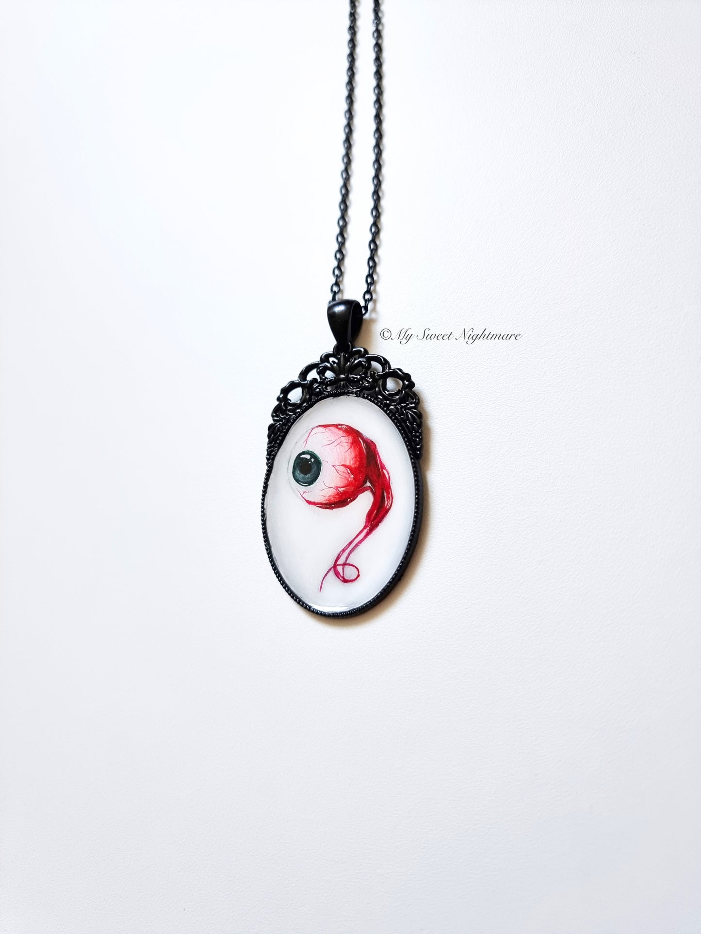 Cammeo con bulbo oculare dipinto a mano