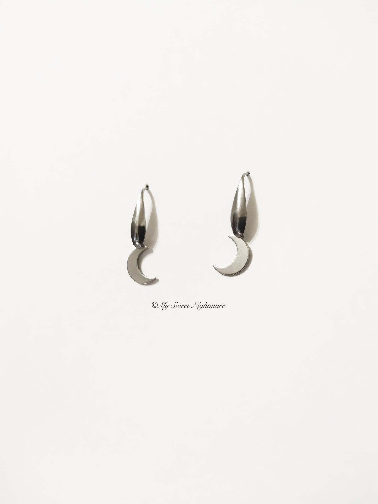 Minimal moon earrings