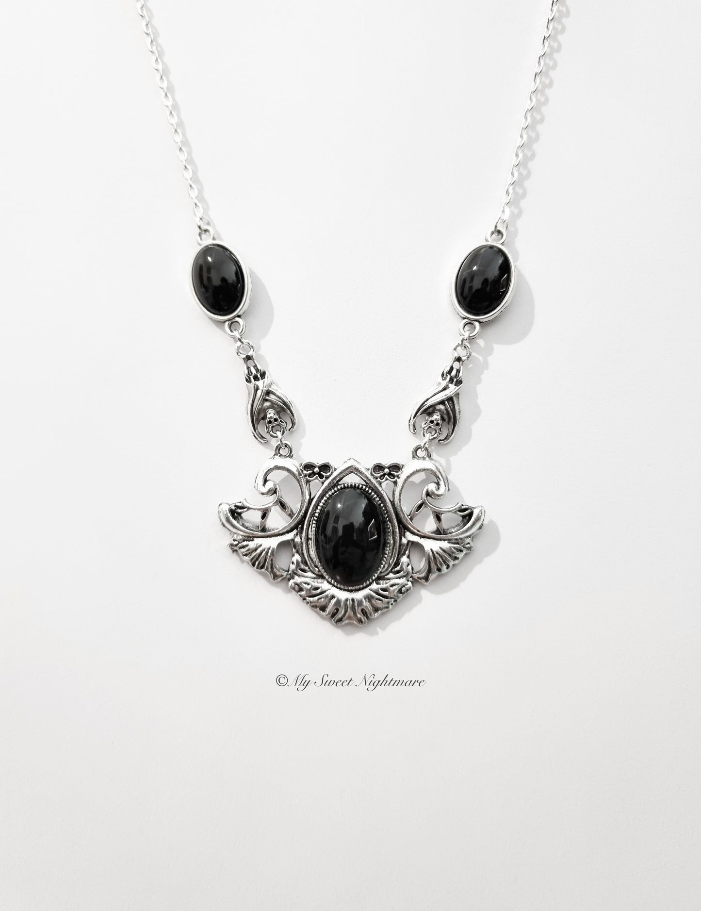 Collana gotica con pipistrelli e pietre in vetro nere