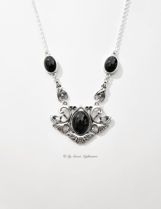 Collana gotica con pipistrelli e pietre in vetro nere